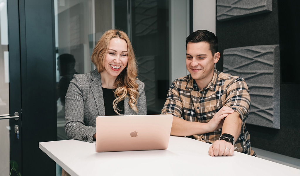 HR Director and Engineer discussing work over the laptop