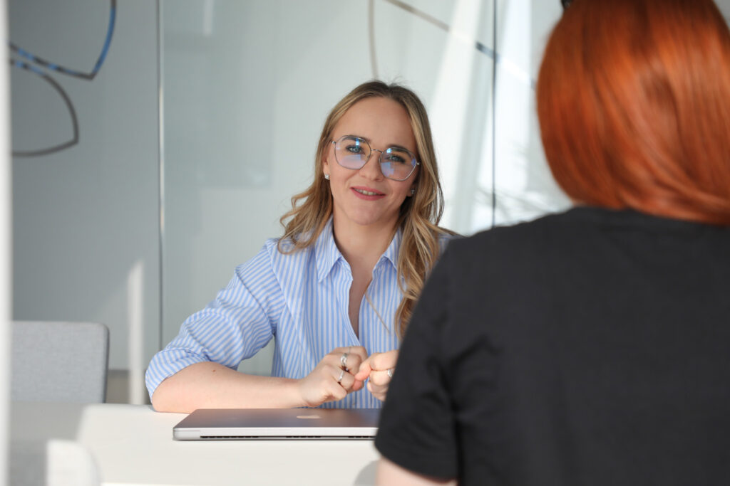 a detail of a smiling female software engineerč